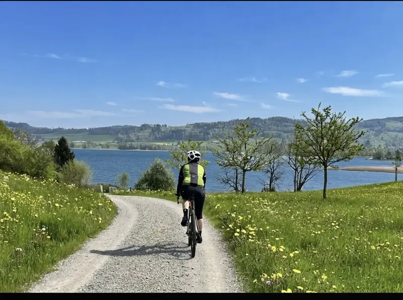 Gravel cyclist on a gravel path beside the Greifensee near Zurich